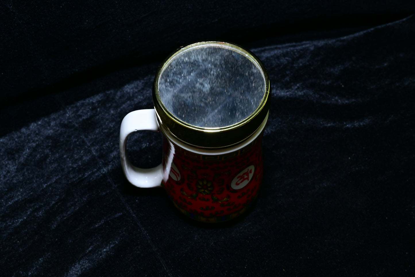 Traditional Design Ceramic Mug with Lid