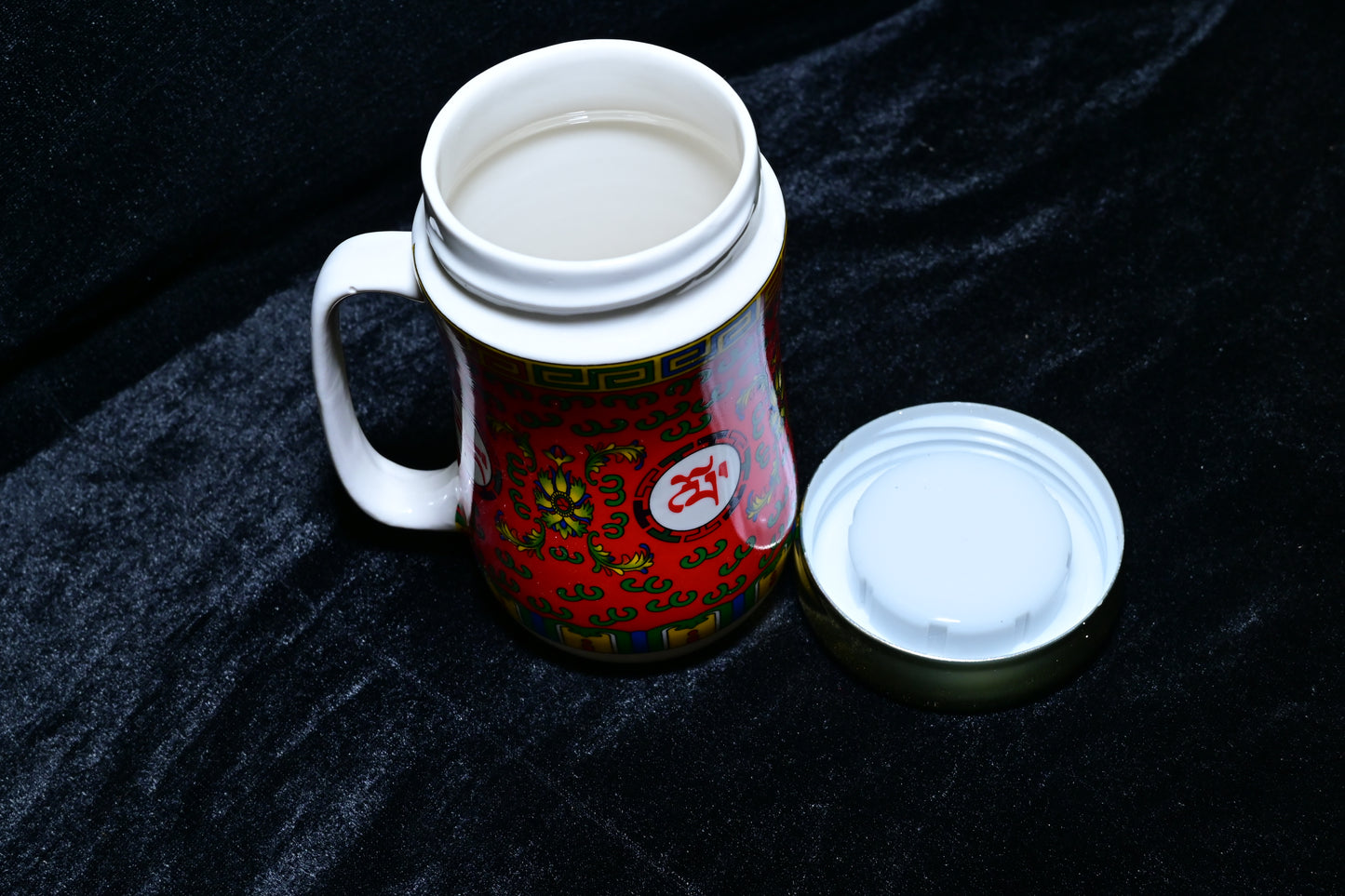 Traditional Design Ceramic Mug with Lid