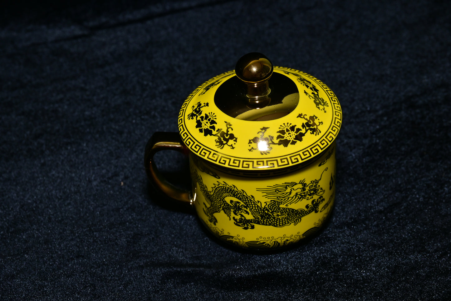 Dragon Design Ceramic Mug with Lid