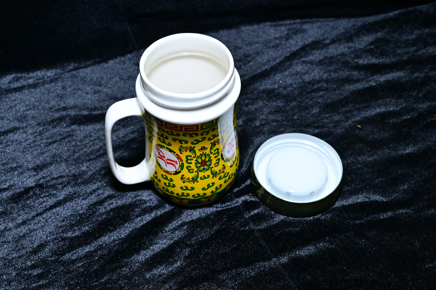 Traditional Design Ceramic Mug with Lid